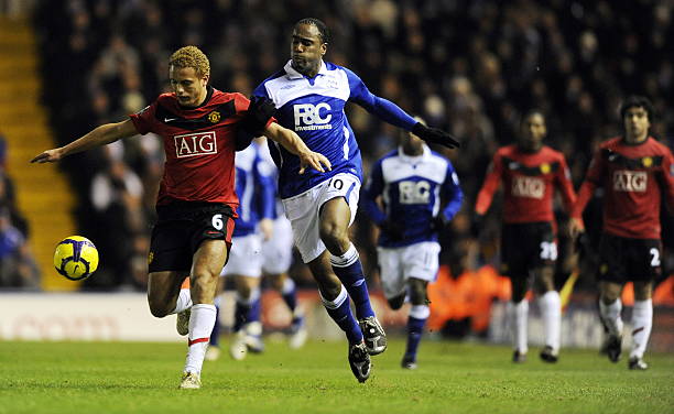 左膝戴着护 左膝戴着护